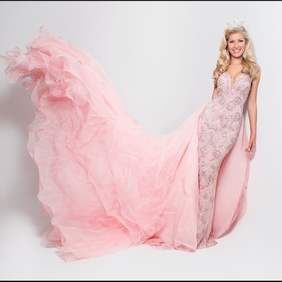 Meet Christine Electra - Picture 2 of 8